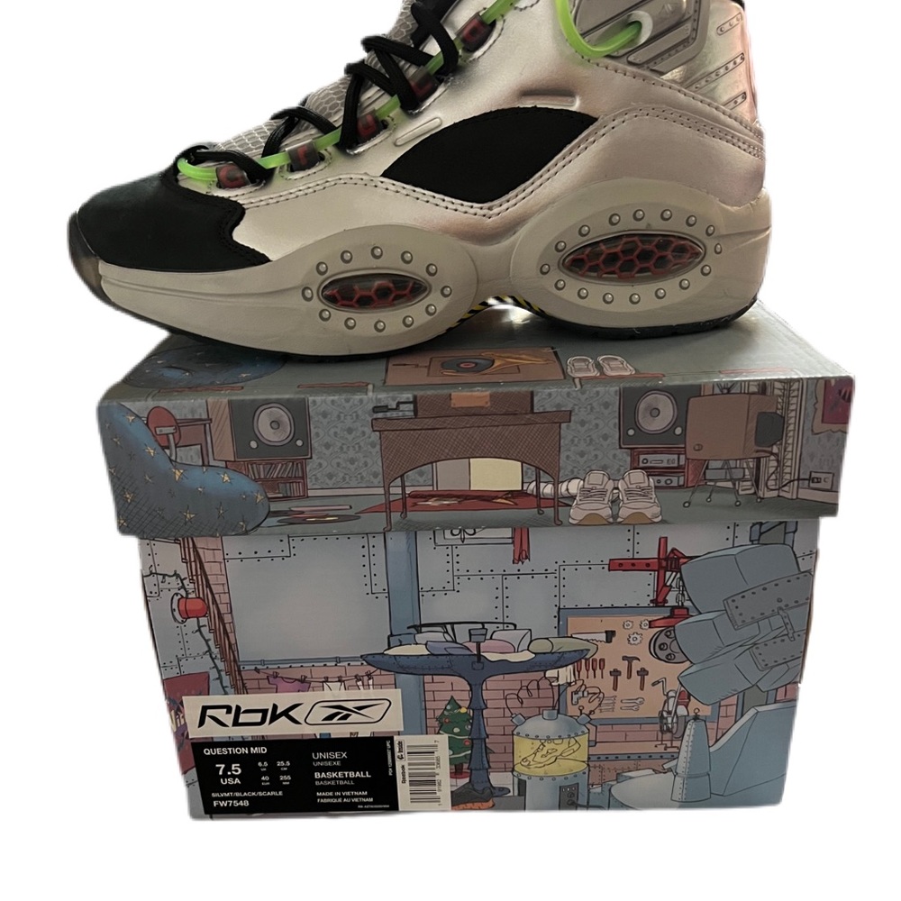 New Reebok sneaker size 7 1/2